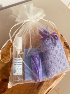 Pochon comprenant 1 huile essentielle de lavandin avec vaporisateur + 1 savon 100 g à la lavande + 1 sachet senteur à la lavande + 1 diffuseur cigale - La Maison du Lavandin Puimoisson